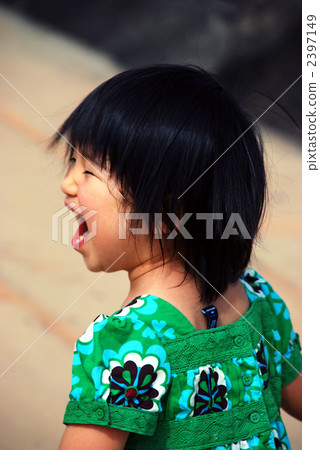 一個女孩帶著微笑 2397149