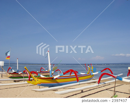 在巴厘島沙努爾海灘的一條小船 在巴厘島沙努爾海灘的一條小船 2397437