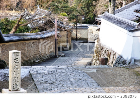 Left Buddha statue road Left Buddha statue road 2398075