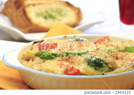 Vegetable and macaroni gratin 2403125