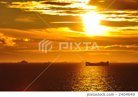 Antarctic morning sun 2404649