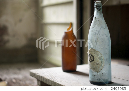 在廢墟中的空罐頭 2405985