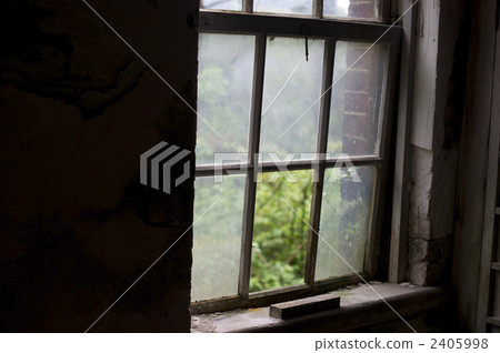 殘破的玻璃窗口廢墟 殘破的玻璃窗口廢墟 2405998