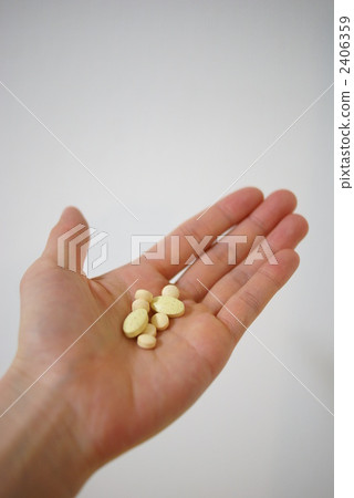 Hand and medicine 2406359
