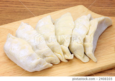 Raw dumplings 2408103