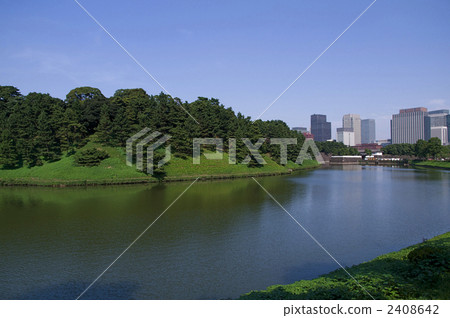 The Sakurada moat at the Imperial Palace and the city center landscape 2408642
