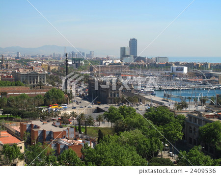 巴塞羅那的街道從Montjuic山 2409536
