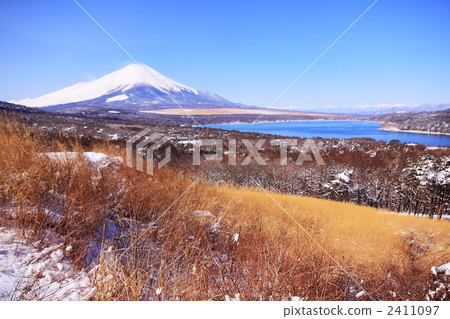 富士山在冬天和山中湖 2411097