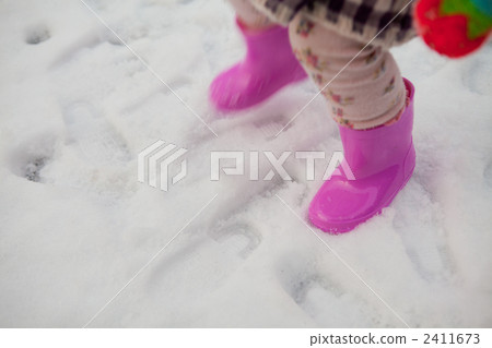 Two-year-old girl who steps on the snow Two-year-old girl who steps on the snow 2411673