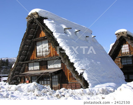thatched roof, straw-thatched roof, steep rafter roof 2412530