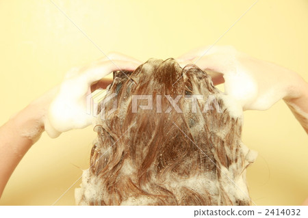 一個女人洗頭 2414032