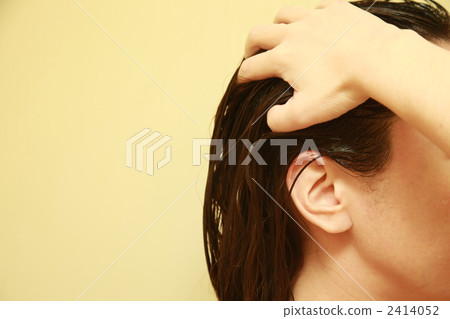 A woman wearing a conditioner 2414052