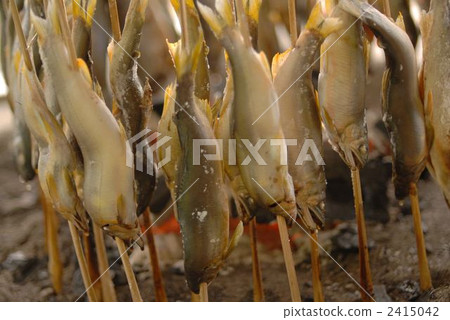 It is salt-fired sweetfish. 2415042
