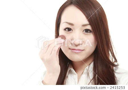 20s, brushes, looking at camera 2415253