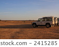 撒哈拉沙漠中的四驅車 2415285
