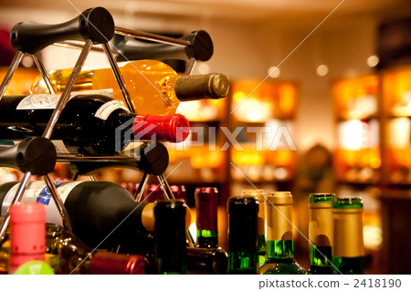 葡萄酒陳列在葡萄酒庫裡 2418190