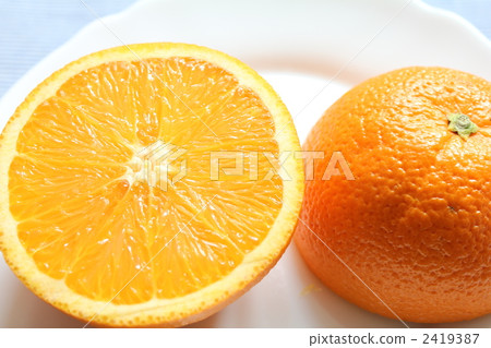 在一個白色盤的桔子 2419387