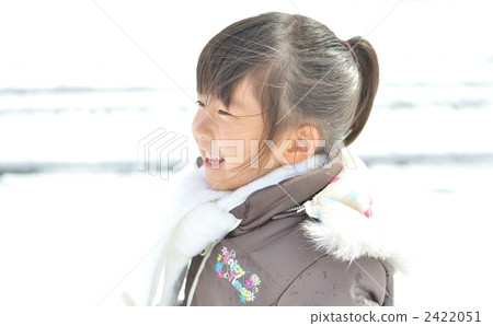 一個女孩在雪地裡笑（配置文件） 2422051