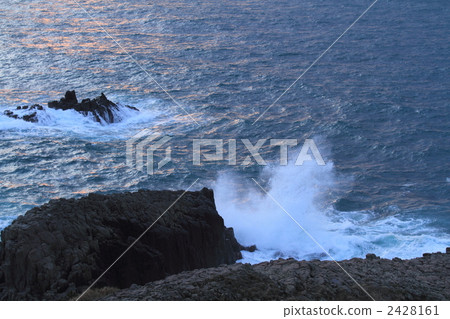 Tojinbo's raging waves 2428161