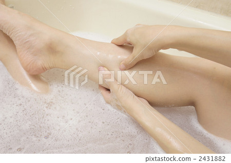 摩擦他們的腳的婦女的手 2431882