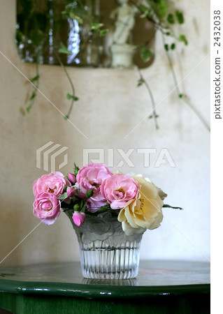 Arrangement of a rose Arrangement of a rose 2432038