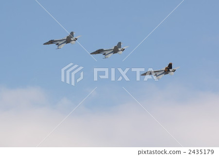 美國海軍FA-18超級大黃蜂戰鬥攻擊飛機在晴朗的藍天背景下飛行三次飛行 2435179