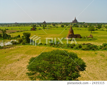 Pagoda forested in the plain (Bagan / Myanmar) 2435315