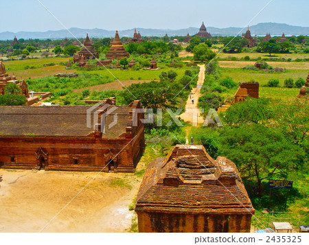 Pagoda forested in the plain (Bagan / Myanmar) 2435325