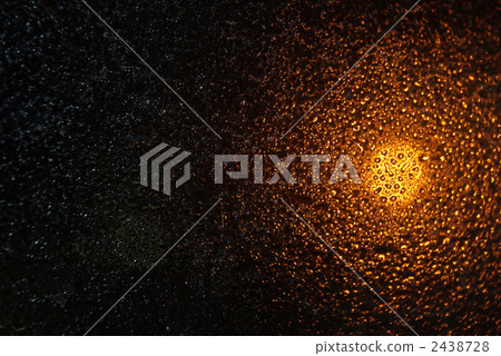 澆灌窗口玻璃夜和街燈光 2438728