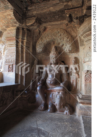 埃洛拉洞穴第32洞卡貝拉耆那教寺廟的雕像 埃洛拉洞穴第32洞卡貝拉耆那教寺廟的雕像 2439122