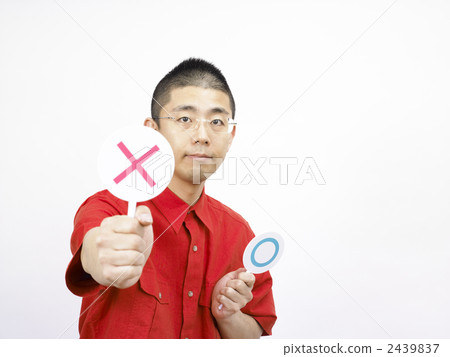 A man who makes a cross 2439837