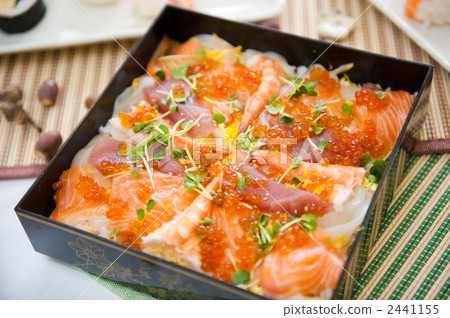chirashi sushi  2441155