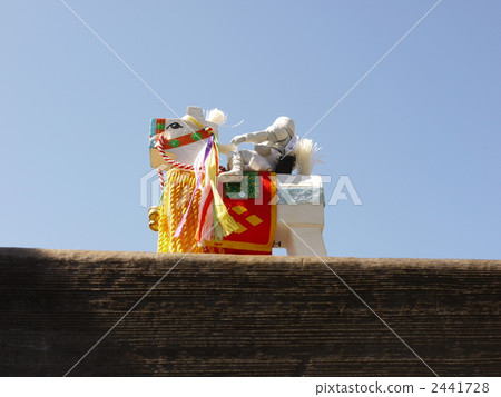 object placed in tokonoma, white horse, unrefined sake 2441728