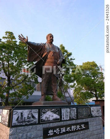 Iwasaki Yataro's statue 2443326