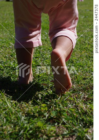 Walk with barefoot 2447378