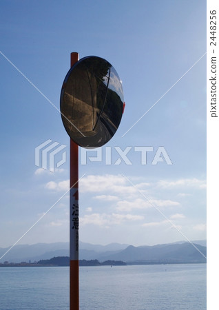 從Nokonoshima看的福岡市的風景和曲線鏡子 從Nokonoshima看的福岡市的風景和曲線鏡子 2448256