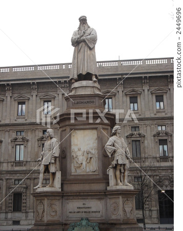 Leonardo da Vinci statue 2449696