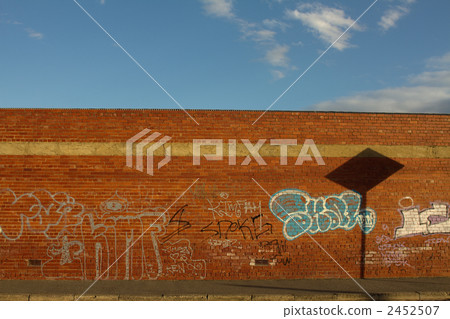 A graffiti (graffiti) brick wall 2452507