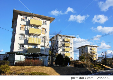 高聳的住宅區 2453380