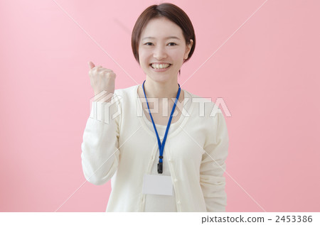 一名女子在她脖子上戴著身份證 一名女子在她脖子上戴著身份證 2453386