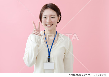 一名女子在她脖子上戴著身份證 2453391