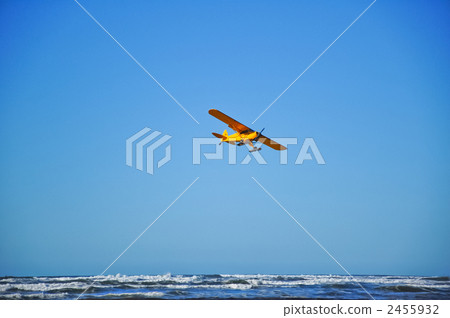 一架飛機在海上 2455932