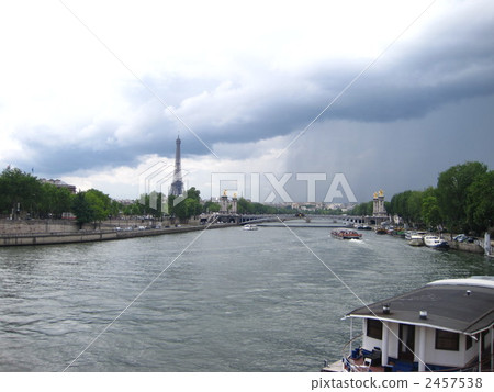 Boundary between cloudy and rain in Paris 2457538