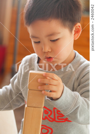 一個3歲的男孩和我們一起玩 2460042