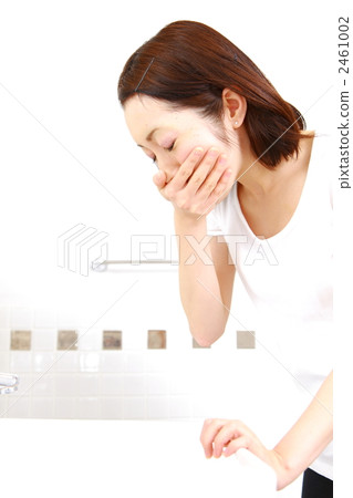 一個女人抱著噁心 一個女人抱著噁心 2461002