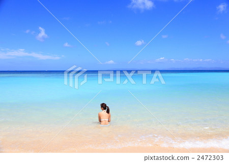 Hateruma島海和一個穿著泳衣的女人 Hateruma島海和一個穿著泳衣的女人 2472303