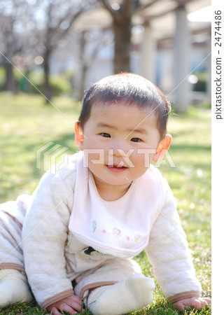 嬰兒坐在草坪上 2474486