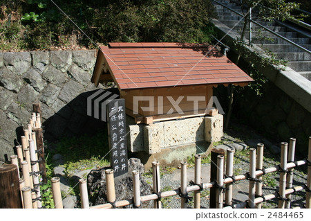 參觀神秘的神廟,那裡有著名的Hojo Tokimune ko井 參觀神秘的神廟,那裡有著名的Hojo Tokimune ko井 2484465
