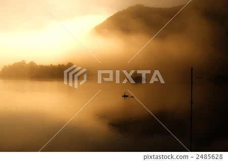 早晨薄霧的意想不到的秋元湖 2485628