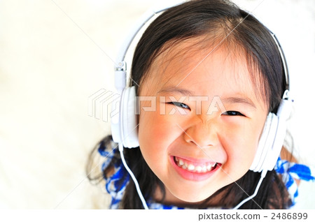 孩子們聽音樂 2486899